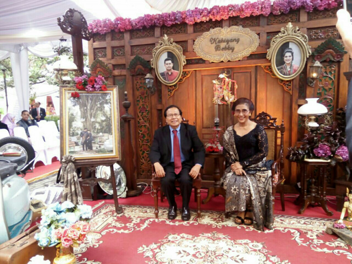 Stan Foto Jawa Klasik Percantik Dekorasi Pernikahan Kahiyang-Bobby