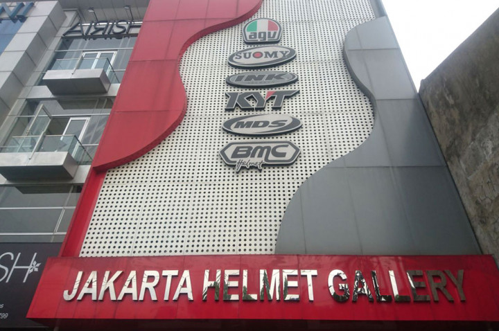 Trend Belanja Online Tak Kurangi Minat Konsumen ke Toko Helm