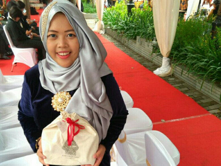 Tas Tangan Sintetis dan Kotak Perhiasan Kaca Jadi Suvenir Resepsi