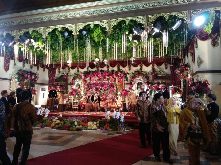 Indahnya Dekorasi dan Souvenir Resepsi Pernikahan Kahiyang