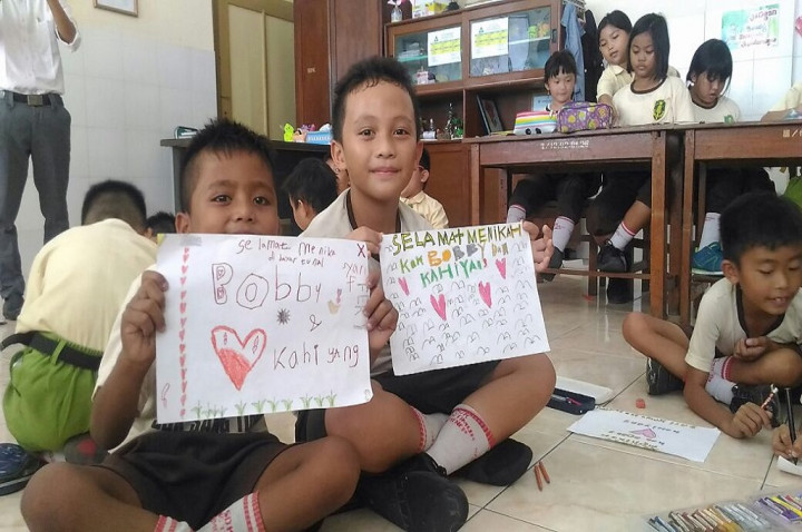 Ucapan 'Selamat Menikah Kahiyang-Bobby' dari Siswa SD di Sumenep