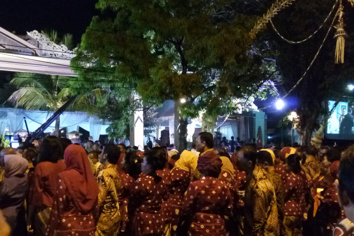 Rela Mengantre Sejam Demi Hadiri Resepsi Putri Jokowi