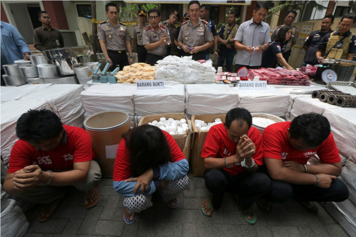 Polisi Gerebek Rumah Pengemasan Pil Terlarang di Surabaya