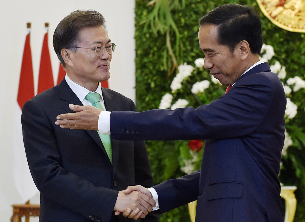 Presiden Jokowi Payungi Presiden Moon Jae-in