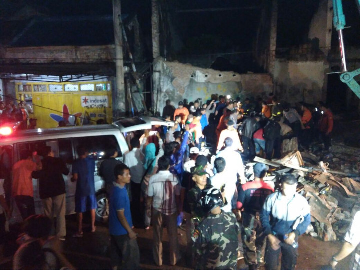 Bangunan Tua di Tegal Roboh, 4 Orang Tewas