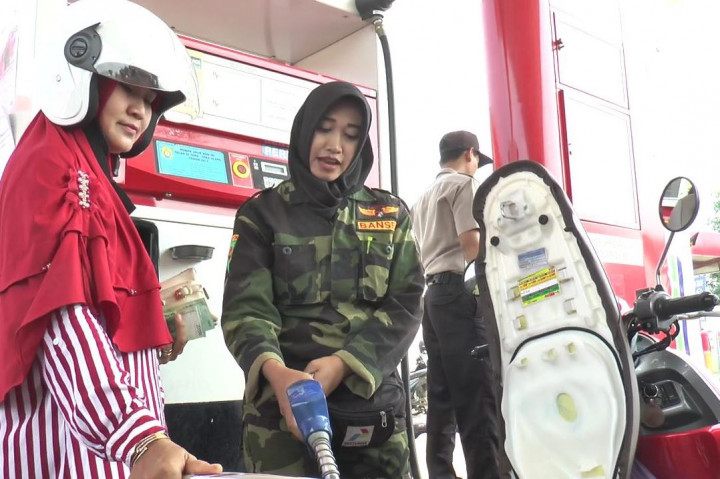 Petugas SPBU Kendal Kenakan Kostum Aparatur Negara di Hari Pahlawan