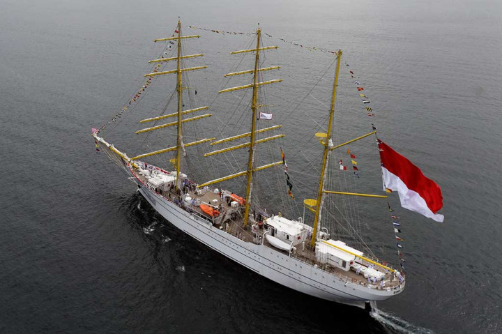 KRI Bima Suci Tabur Bunga di Perairan Padang