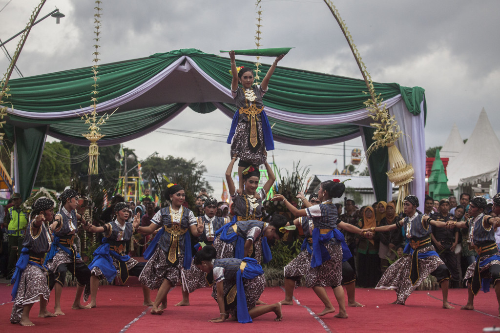 Pelajar menarikan tarian Lir Ilir Inang Suruh saat pembukaan Pasar Malam Perayaan Sekaten (PMPS) 2017 di Alun-alun Utara Yogyakarta, Jumat (10/11). ANTARA FOTO/Andreas Fitri Atmoko.