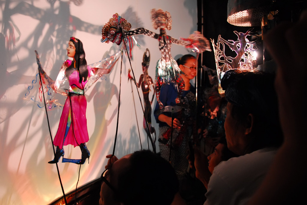 Ilustrasi sejumlah pelajar mengikuti workshop Wayang Tavip buatan seniman M. Tavip dalam acara workshop dan pertunjukkan 