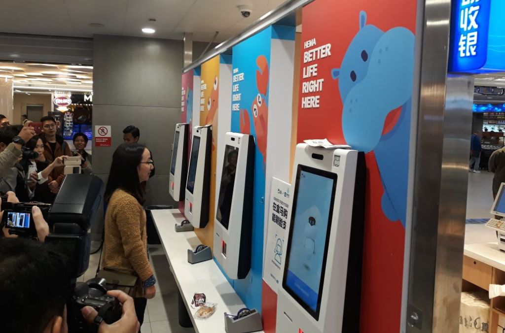 Suasana pengunaan transaksi nontunai di Hema. (FOTO: MTVN/Arif Wicaksono)