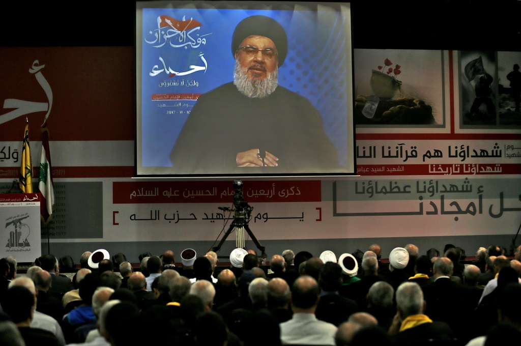 Pemimpin Hizbullah Hassan Nasrallah muncul dalam sebuah pertemuan di Beirut, Lebanon, 10 November 2017. (Foto: AFP/ANWAR AMRO)