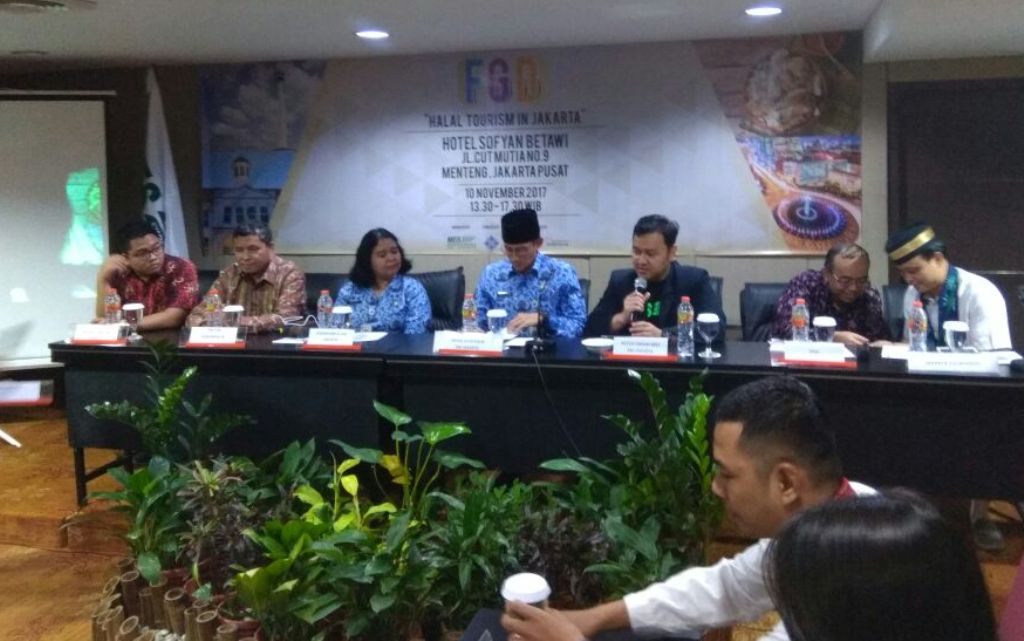 Ketua Umum Masyarakat Ekonomi Syariah (MES) DKI Jakarta Reza Artha (memegang microphone). (FOTO: MTVN/Desi Angriani)