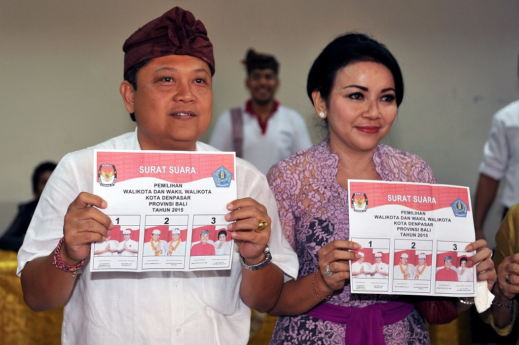 Rai Mantra dan istri memperlihatkan surat suara dalam Pilkada di Denpasar, 9 Desember 2012, Ant - Nyoman Budhiana