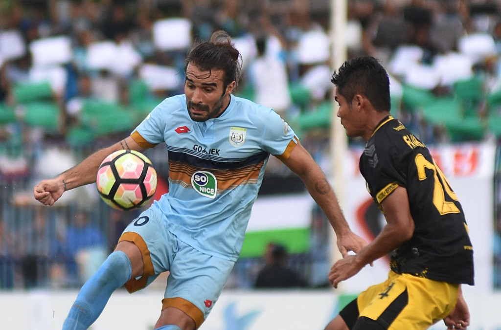 Suasana laga Persela Lamongan vs Barito Putera. (ANTARA FOTO/M Risyal Hidayat)