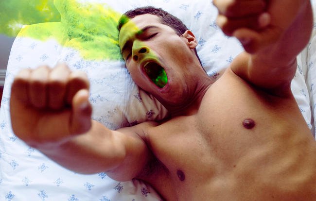 Ini Penyebab Napas Bau saat Bangun Tidur (Foto: shutterstock)