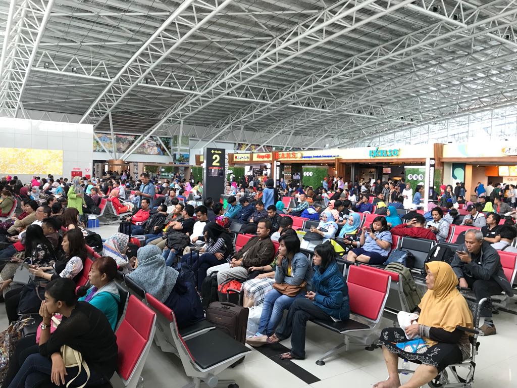 Ratusan Penumpang Menunggu di Bandara Supadio Pontianak, Minggu 12 November 2017.