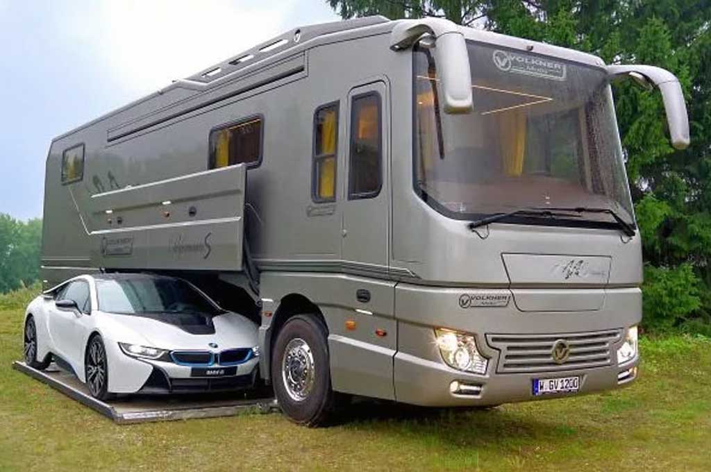 Recreational Vehicle Ini Dilengkapi Garasi Mobil