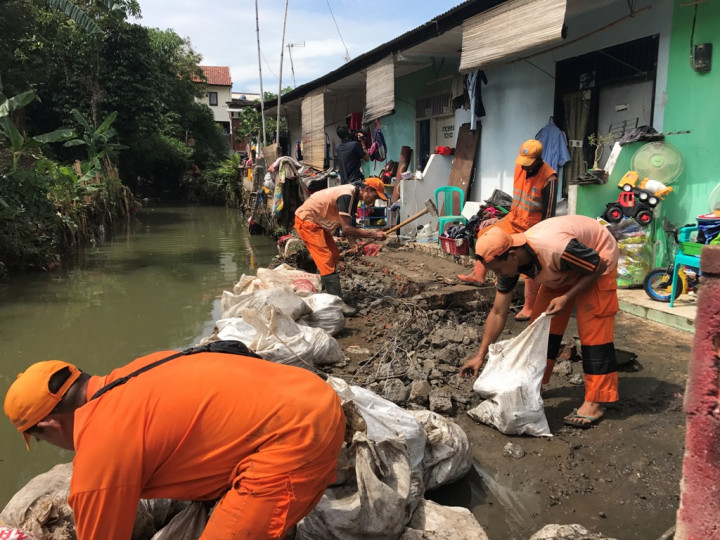 Banjir di Jatipadang Sebabkan Pagar Pembatas Kali Jebol