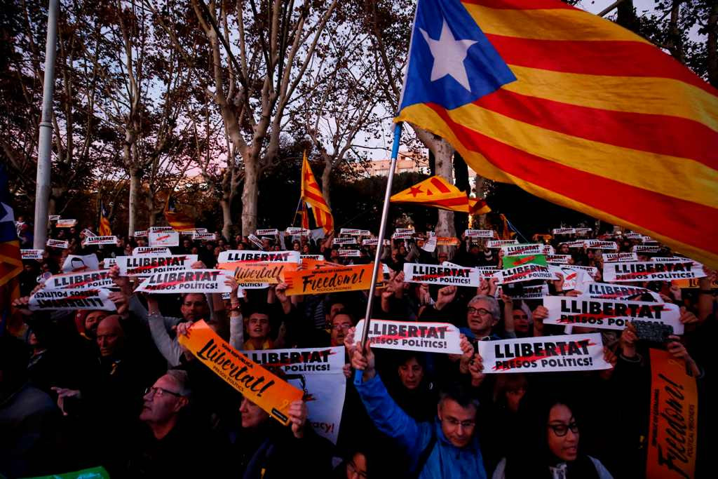 Warga Catalonia menuntut dibebaskannya para pejabat tinggi wilayahnya (Foto: AFP).