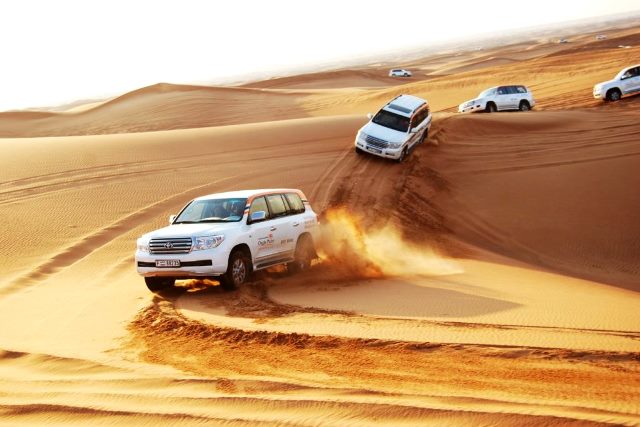 Jika Anda sedang berkunjung ke Dubai, seputar UEA, atau sekedar satu hari transit sebelum melanjutkan perjalanan, ada gaya travelling yang sangat berbeda daripada yang lainnya, yaitu Desert Safari. (Foto: Courtesy of Tiresandparts.net)