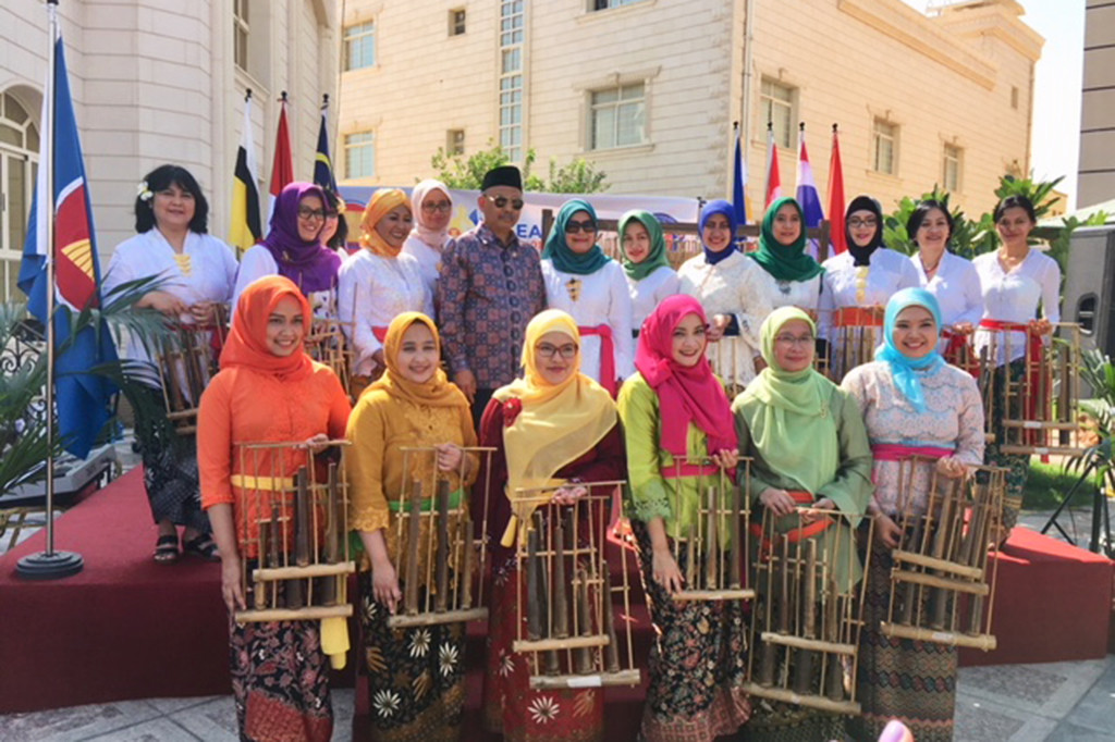 Seni Angklung Meriahkan HUT ke-50 ASEAN di UEA