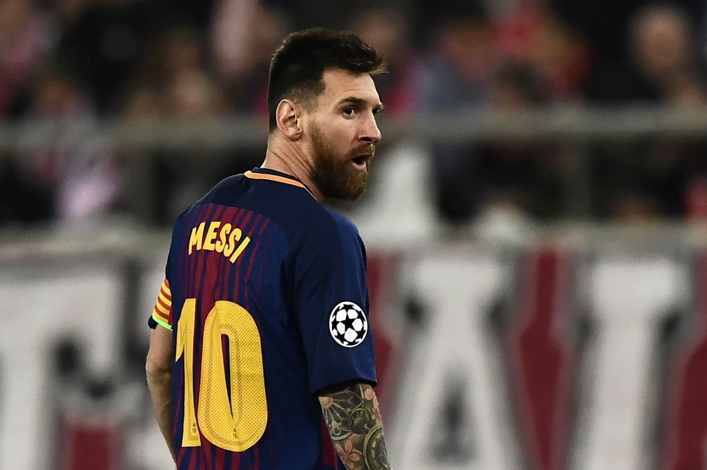 Lionel Messi saat Barcelona bertandang ke markas Olympiakos di Liga Champions 2017--2018 (Foto: AFP PHOTO / ARIS MESSINIS)