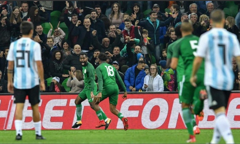 Para pemain Nigeria merayakan kemenangan atas Argentina (Foto: Twitter)