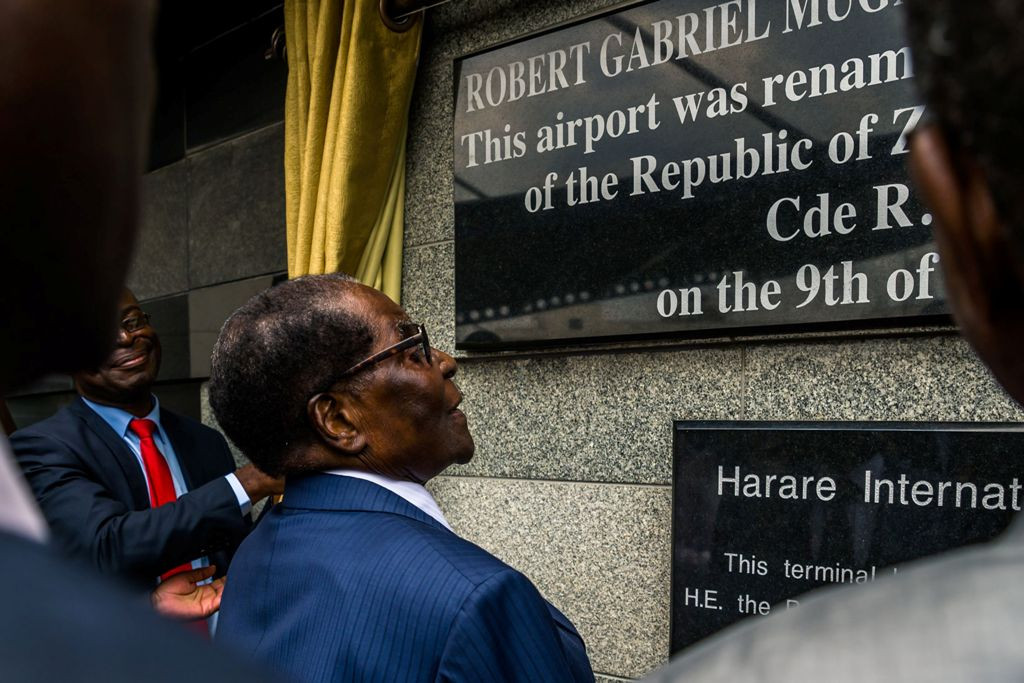 Robert Mugabe, sudah berkuasa di Zimbabwe hingga lebih dari 30 tahun (Foto: AFP).