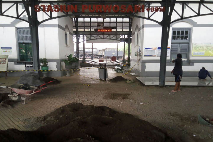 Lantai Tua Stasiun Purwosari Dilapis Kaca untuk Jaga Budaya
