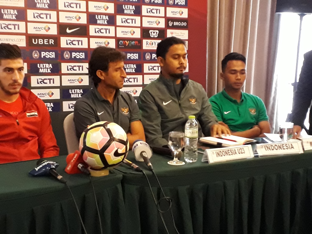 Luis Milla (kedua dari kiri). (Foto: MTVN/Patrick Pinaria)