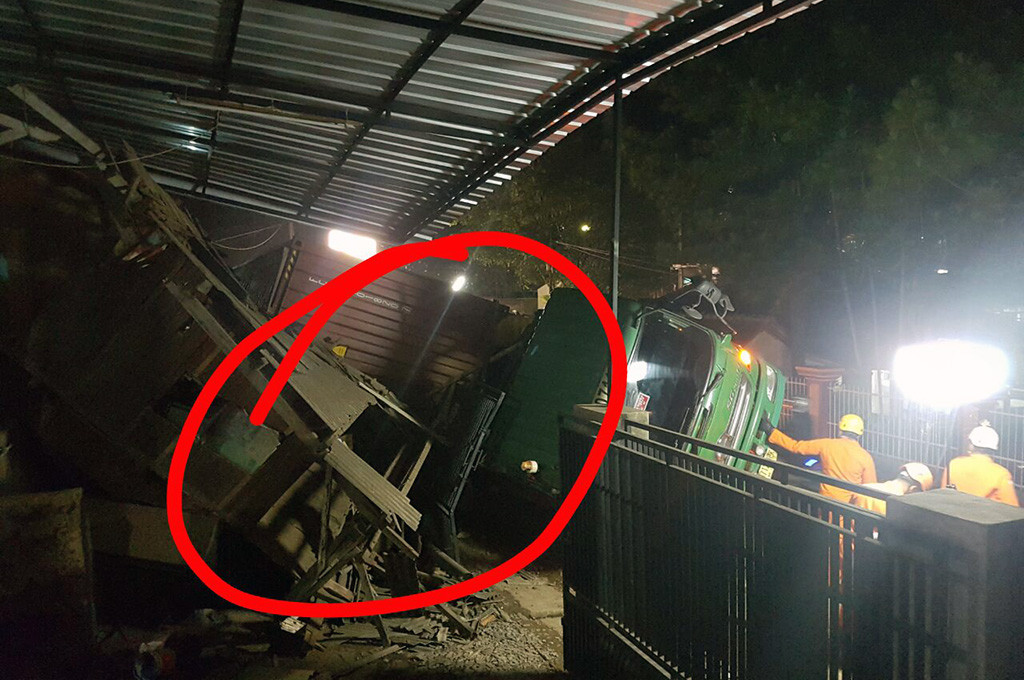 Sebuah truk kontainer terguling di Jalan Raya Simpang-Parakan Muncang, Kecamatan Cimanggung, Sumedang, Jawa Barat -- dok. Basarnas