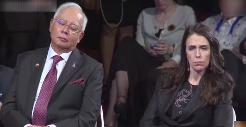 Perdana Menteri Malaysia Najib Razak tertidur saat pembukaan KTT ASEAN (Foto: World of Buzz).