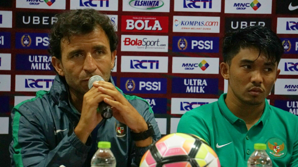 Luis Milla (kiri) ingin mencoba pemain bermain di berbagai posisi-MTVN/Kautsar