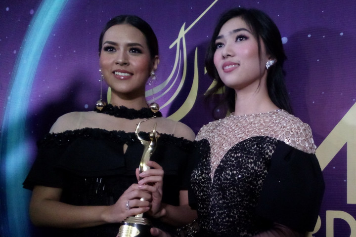 Raisa dan Isyana Kaget Raih Dua Piala di AMI Awards 2017