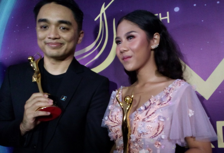 Dapat AMI Awards 2017 Bareng Dipha Barus, Nadin Nangis