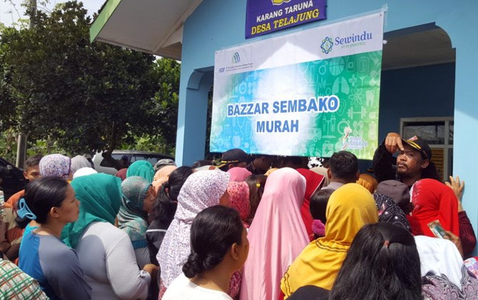 Warga Desa Telajung, Cikarang, Bekasi, Jawa Barat mengantri sembako murah. Foto: Istimewa.
