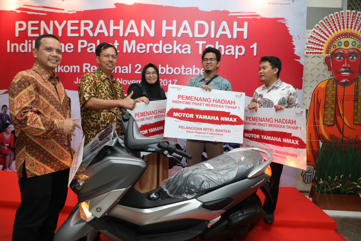 Telkom Serahkan Hadiah Program Paket Merdeka