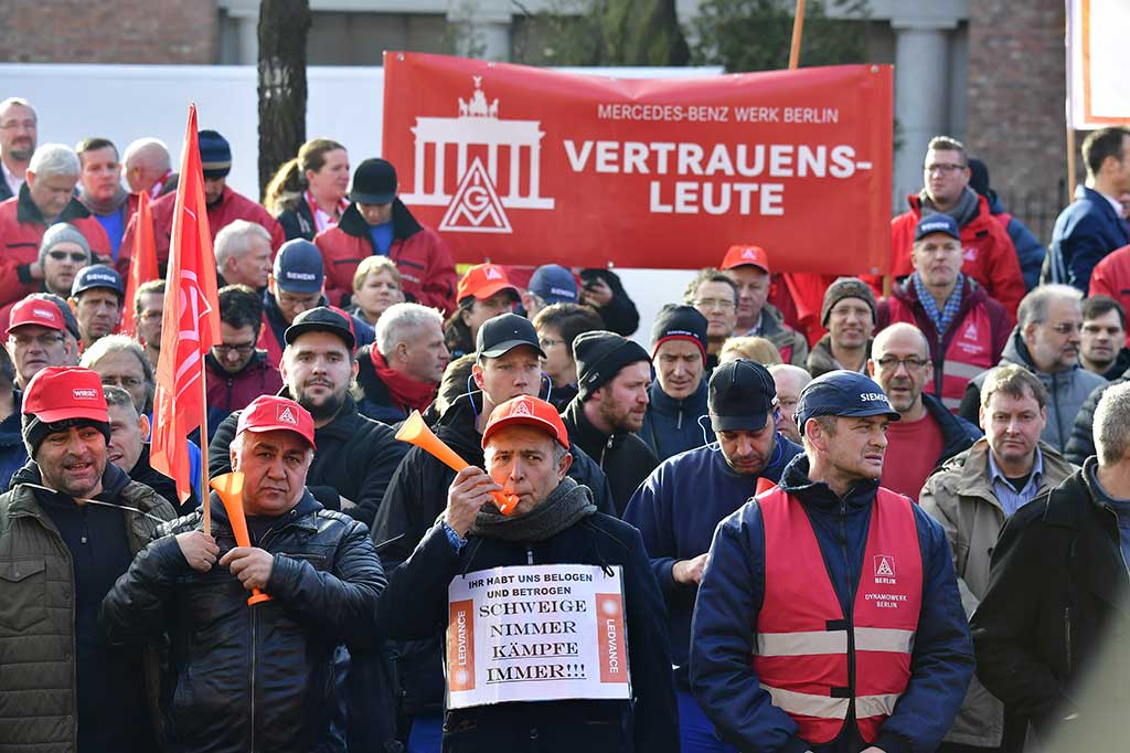 Ribuan Karyawan Siemens Protes Rencana PHK