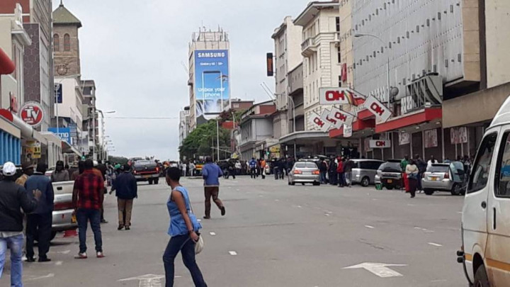 Rakyat Zimbabwe Turun ke Jalan Tuntut Mugabe Mundur