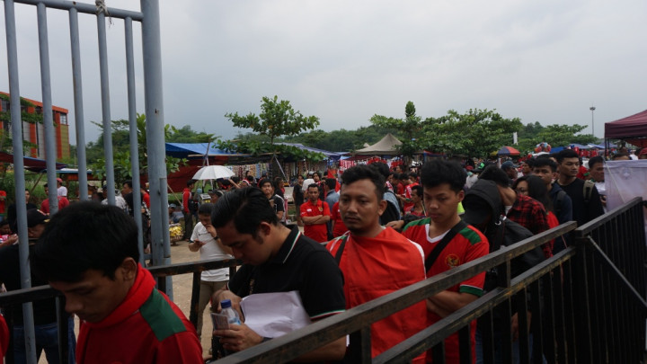 Suporter Tanah Air Menyemut Tertib di Stadion Wibawa Mukti