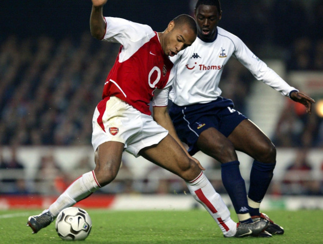 Striker Arsenal Thierry Henry sedang melakoni Derby London Utara. (MI FOTOGRAFER/Campuran)