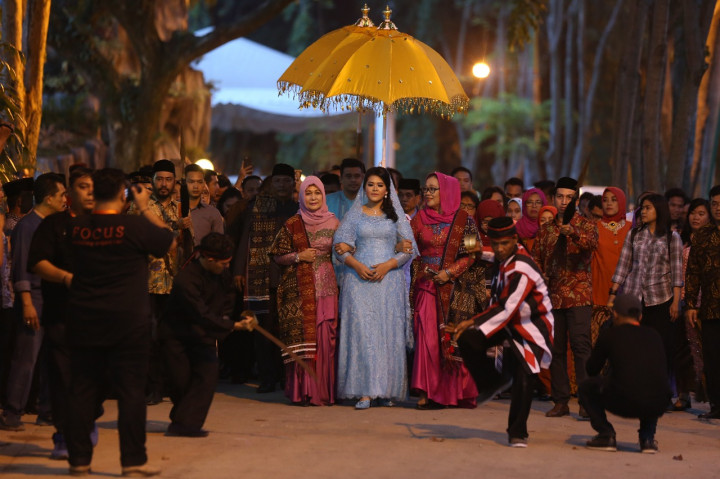 Anggunnya Kahiyang Kenakan Gaun Selayar Biru