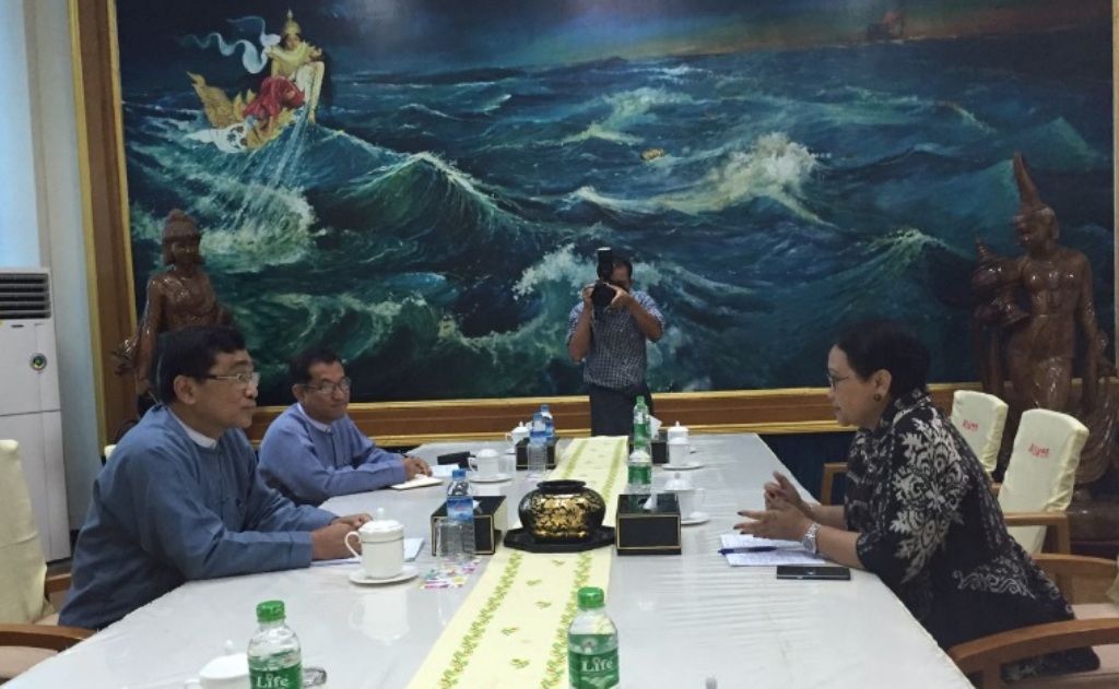 Pertemuan Menlu Retno Marsudi dengan Menteri Sosial Myanmar di Naypyidaw (Foto: Kemenlu RI).