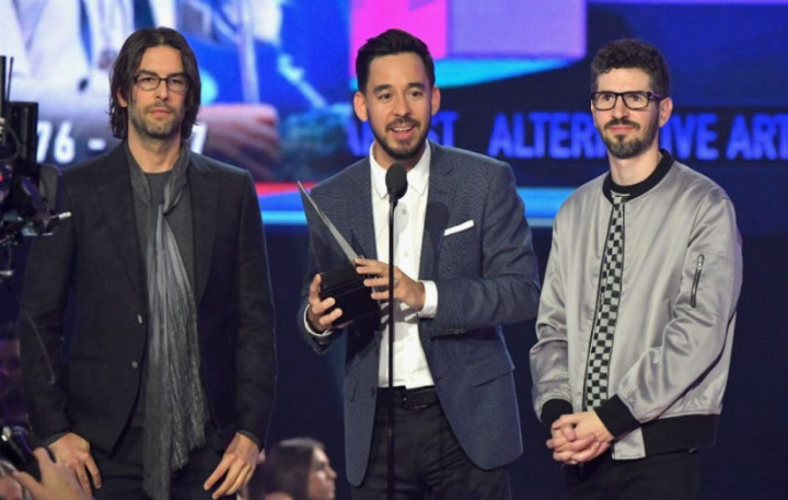 Linkin Park Persembahkan Piala AMA untuk Chester Bennington