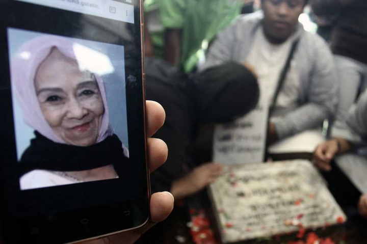 Laila Sari Dimakamkan di TPU Karet Bivak