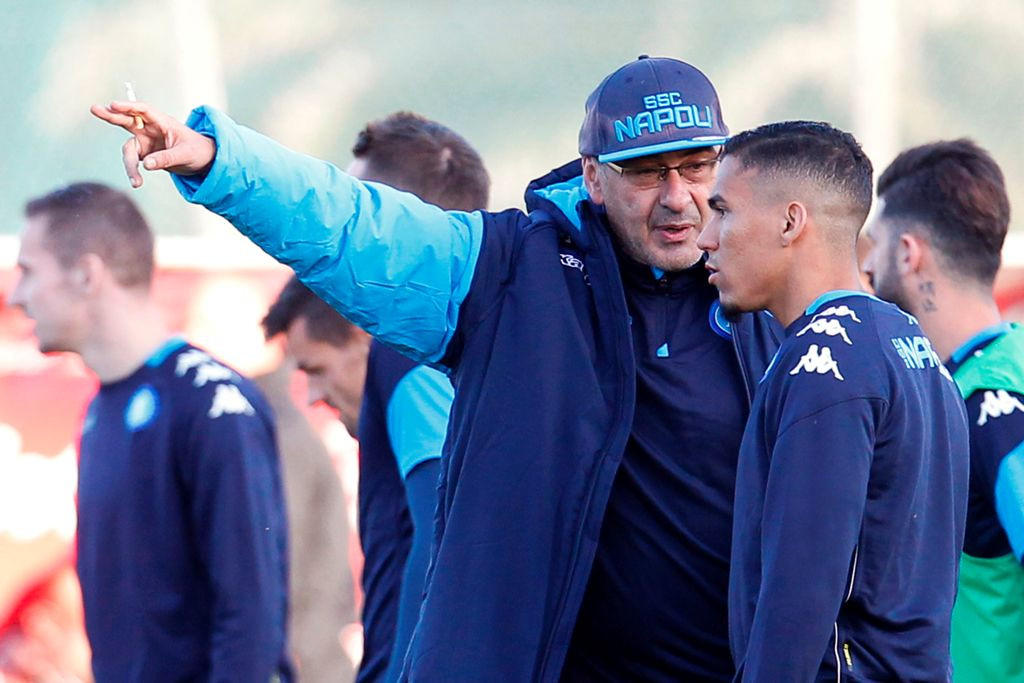 Maurizio Sarri sedang memberikan instruksi kepada salah satu pemain Napoli. (AFP PHOTO / CARLO HERMANN)