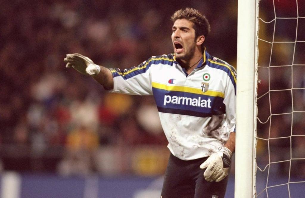 Gianluigi Buffon pada 2001 membela Parma (Foto: the sun)
