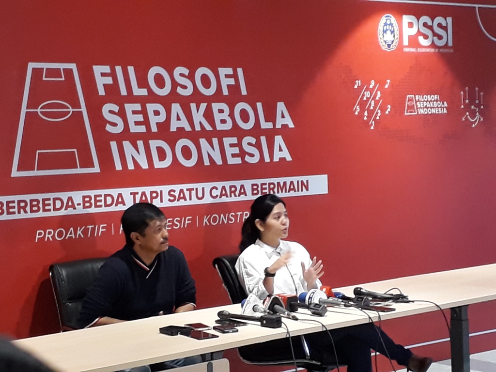 Sekjen PSSI Ratu Tisha didampingi Indra Sjafri saat mengumumkan pemecatan Indra sebagai pelatih Timnas U-19 (Foto: MTVN/Patrick Pinaria)