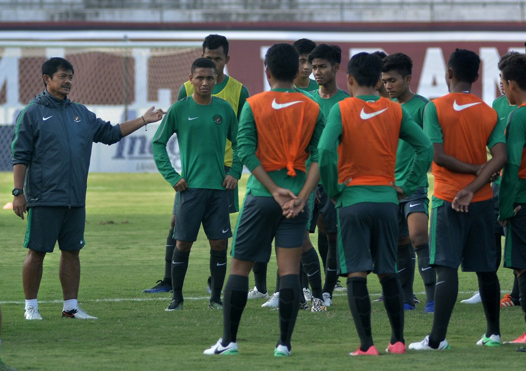 Pelatih Indra Sjafri saat memberikan instruksi kepada para pemain Timnas U-19 (Foto: Antara/Fikri Yusuf)