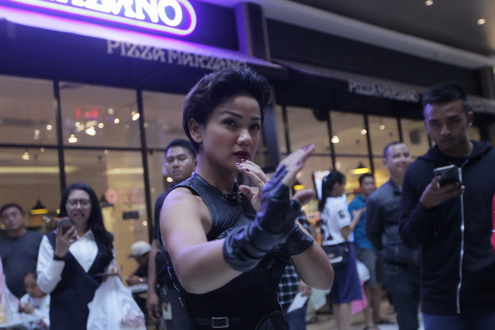 Nirina Dilarang Tertawa Selama Syuting 5 Cowok Jagoan